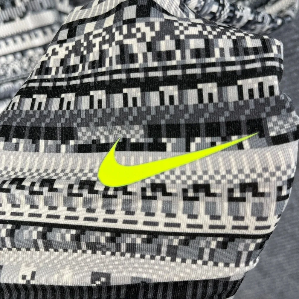 Nike Pro Dri-FIT Leggings Womens M Geometric Pixel Print Compression Gym Yoga